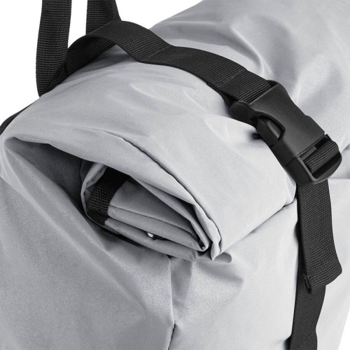 BG138-Silver-Reflective-odblaskowy-plecak-BAGBASE-roll-top-detail.jpg