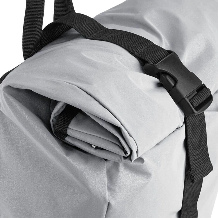BG138-Silver-Reflective-odblaskowy-plecak-BAGBASE-roll-top-detail.jpg
