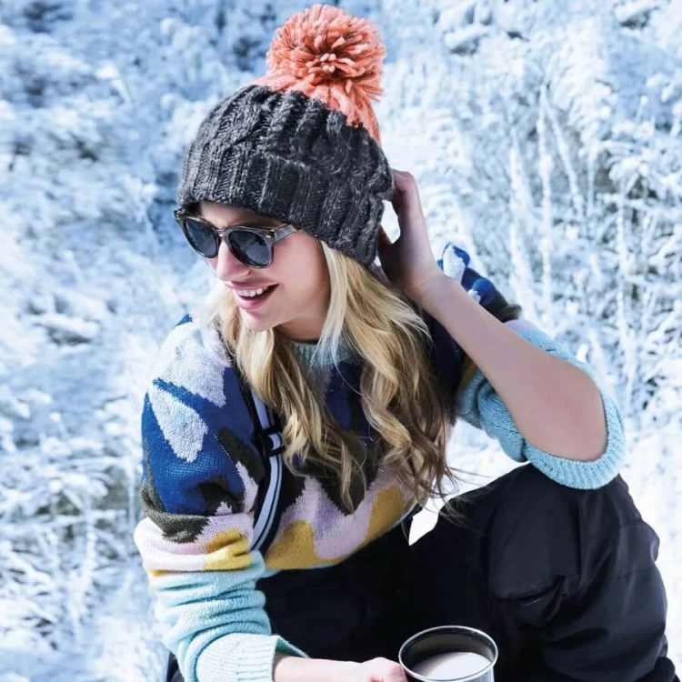 B437-graphite-grey-blush-dwukolorowa-czapka-zimowa-z-pomponem-BEECHFIELD-Apres-1.jpg