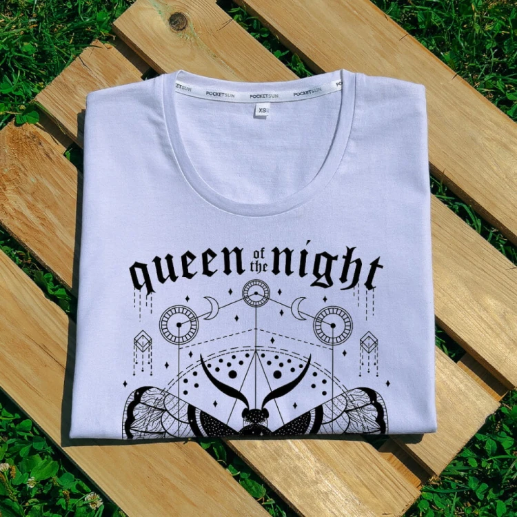 PS-7-Queen-Of-The-Night-biala-koszulka-damska-premium-detail